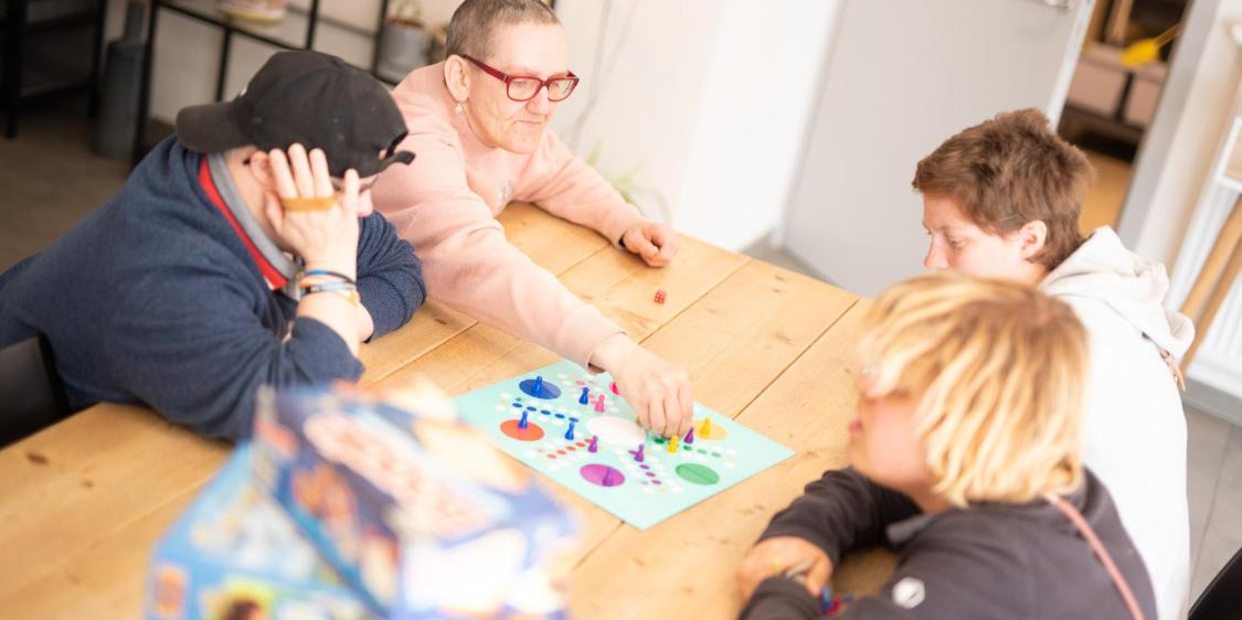 hotelgasten spelen samen gezellig een spel