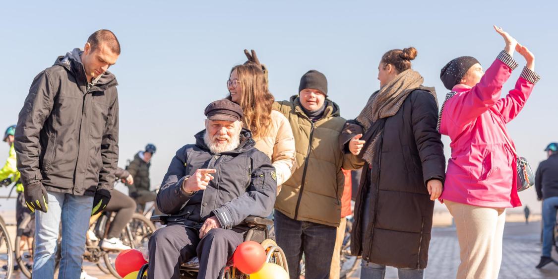 een groepje hotelgast op uitstap op de dijk
