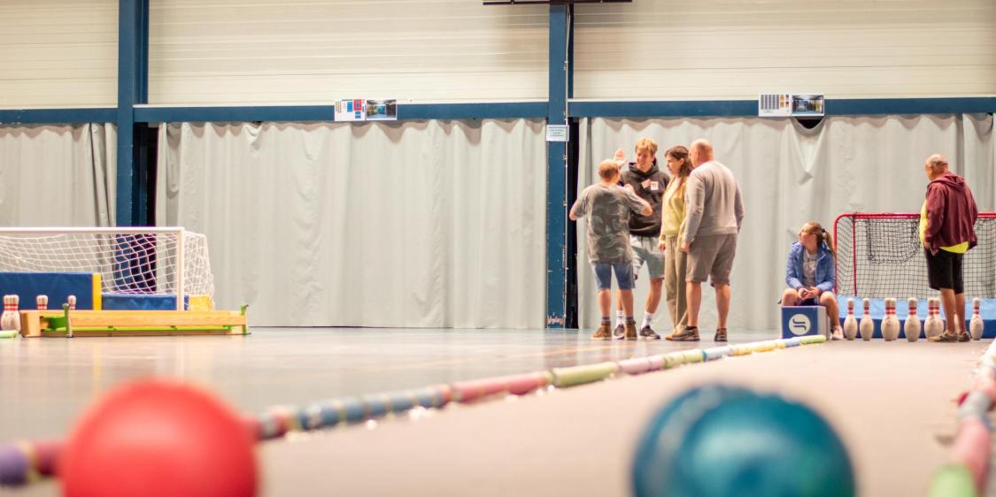 enkele mensen zijn aan het bowlen